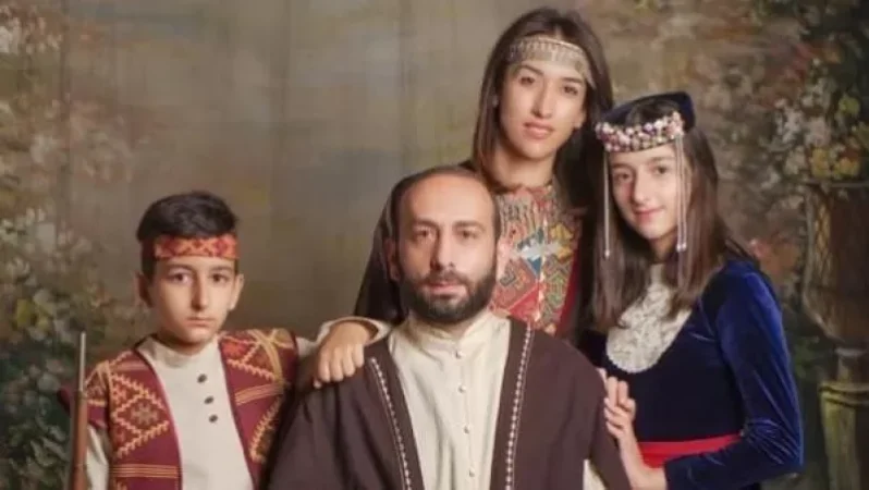 «Ինչ վատ ավանդական ա՞ որ». Արարատ Միրզոյանը ընտանեկան լուսանկար է հրապարակել