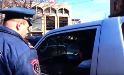 Ոստիկանների մարտիության նվերը` կանանց և աղջիկներինՏԵՍԱՆՅՈՒԹ. Ոստիկանների մարտիության նվերը` կանանց և աղջիկներին