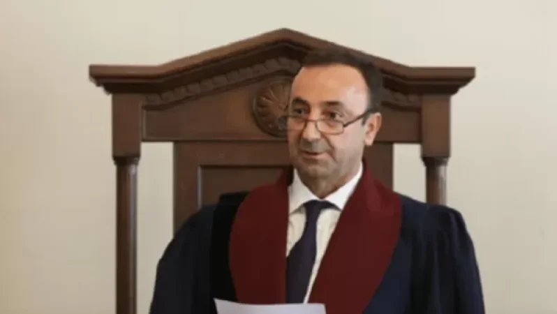 «Ժողովուրդ». Հրայր Թովմասյանը աշխատանքի չի գալիս. մանրամասներ ՍԴ-ում տիրող իրավիճակի մասին