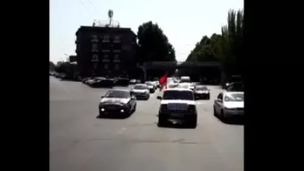 ՌԴ մեկնել ցանկացող քաղաքացիները Երևանում ավտոերթ են անցկացնում. պահանջում են բանակցել ու բացել ճանապարհները