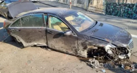 Mercedes-ն ընկել է 2 մ բարձրությունից և հայտնվել է հանդիպակաց գոտում. կան վիրավորներ