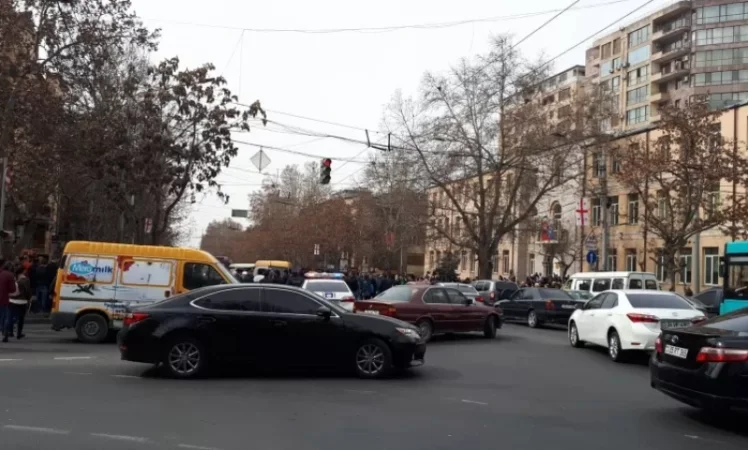 Օպերայի սրճարանների աշխատակիցները փակել են Մաշտոցի պողոտան