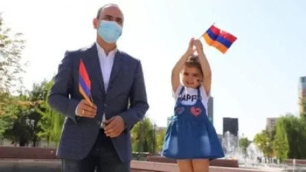 Ես և լիբանանահայ փոքրիկ Լորին Երևանի սրտից շնորհավորում ենք համայն հայությանը. Զարեհ Սինանյան