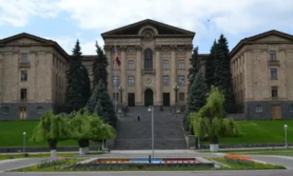 Մեկինՙ նախասրահ, մյուսինՙ ոչինչ. Հրապարակ