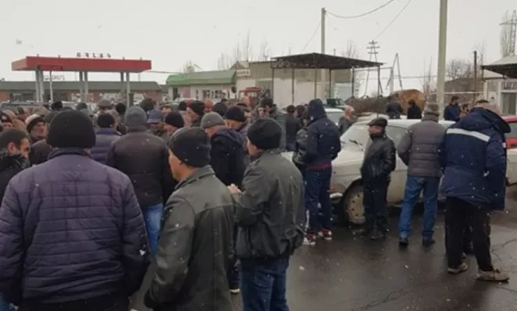 Լարված իրավիճակ Արագած գյուղում․ բնակիչները փակել են ճանապարհը