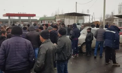 Լարված իրավիճակ Արագած գյուղում․ բնակիչները փակել են ճանապարհը