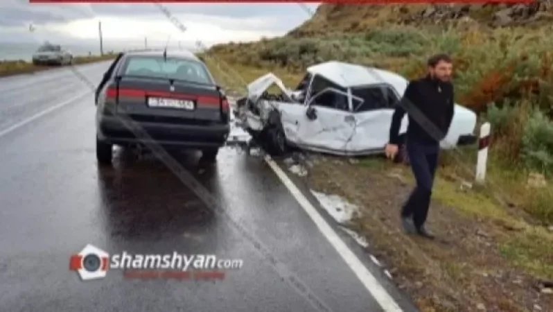 Խոշոր ավտովթար Գեղարքունիքի մարզում. բախվել են Toledo-ն և ВАЗ 2107-ը. վարորդները տեղափոխվել են հիվանդանոց