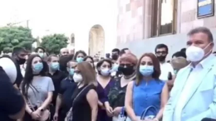 ՀՊՏՀ դասախոսները ակցիա են անում Կառավարության դիմաց. մասնակցում է նաև պատգամավոր Միքայել Մելքումյանը