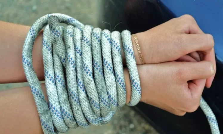 Քարշ է տվել ննջասենյակ, ոսկեղեն հափշտակել․տուժողնի մտերմուհին աջակցել է զիված հարձակում կատարած տղամարդուն