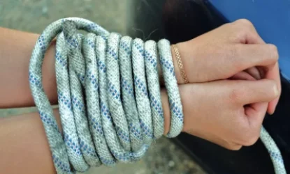 Քարշ է տվել ննջասենյակ, ոսկեղեն հափշտակել․տուժողնի մտերմուհին աջակցել է զիված հարձակում կատարած տղամարդուն