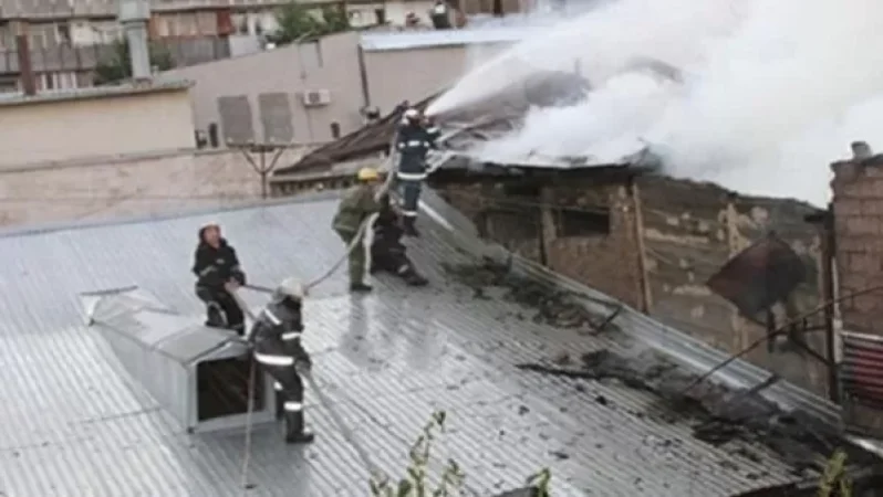 Երևանի շենքերից մեկի տանիքում հրդեհ է բռնկվել. դեպքի վայր է մեկնել 2 մարտական հաշվարկ