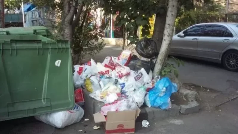 Ոտքով բացվող աղբամանների կափարիչները փակել ենք, և ահա արդյունքը. Կուբատյան