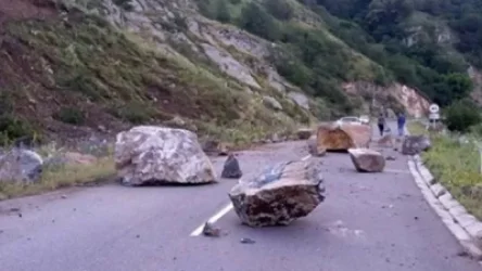 Քարաթափում Ալավերդիում. ճանապարհից 6 խմ քար է հեռացվել