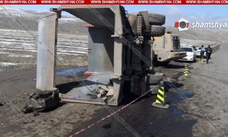 Շիրակի մարզում КамАЗ է կողաշրջվել. Վիրավոր կա