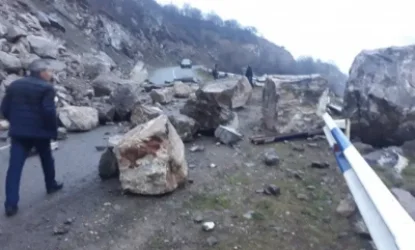 Տաթևի ճանապարհը երկկողմանի փակ է. քարաթափում է տեղի ունեցել