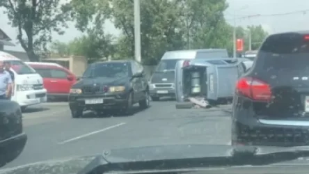 ՏԵՍԱՆՅՈՒԹ. Գրիգոր Հասրաթյան փողոցում վթար է տեղի ունեցել. կա կողաշրջված մեքենա