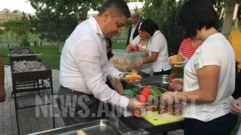 Video: Vanechyan Prepares Sandwiches for Young Football Players
