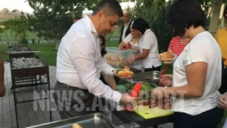 ՏԵՍԱՆՅՈՒԹ. Վանեցյանը սենդվիչ է պատրաստել պատանի ֆուտբոլիստների համար