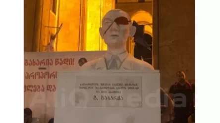 Ռուսթավելիի պողոտայի վրա ՆԳ նախարարի կիսանդրին են տեղադրել՝ աչքը կապած