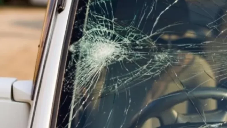 Երևանի Տերյան փողոցում Mercedes-ը բախվել է Hyundai-ն, վերջինը՝ ծառի. 2 վիրավորներ հոսպիտալացվել են