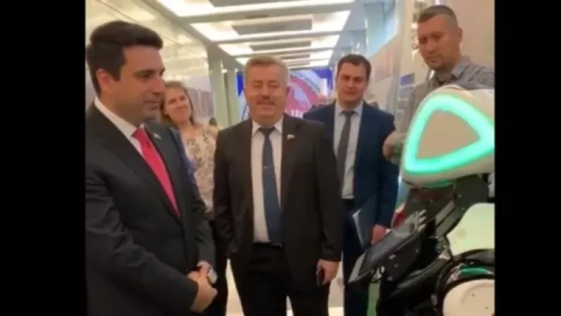 VIDEO: I Met a Robot, It Called Me 'Handsome', Says Alen Simonyan