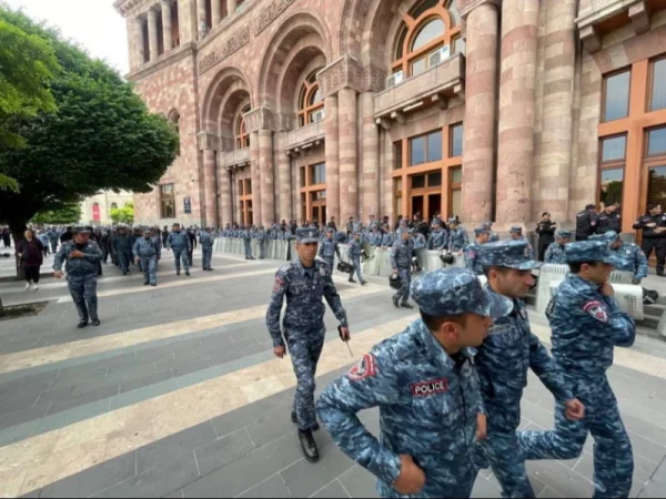 Կառավարության մոտից անձինք են բերման ենթարկվել