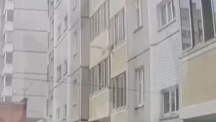 ՏԵՍԱՆՅՈՒԹ․ Տեսախցիկները ֆիքսել են, թե ինչպես է Կրասնոյարսկում երկու տարեկան տղան վեցերորդ հարկի պատուհանից ընկնում