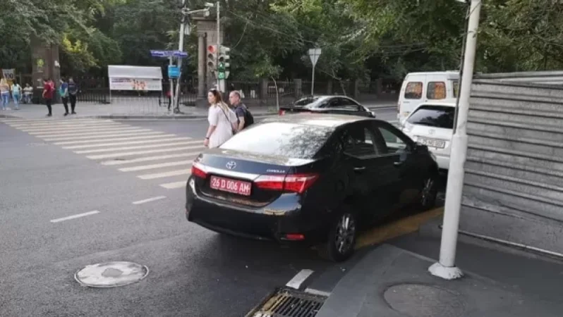 Դեսպանատներից մեկի մեքենան ազատորեն կայանել է հետիոտնային անցման վրա