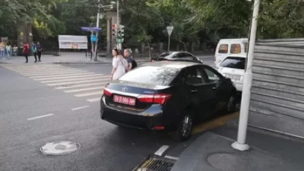 Դեսպանատներից մեկի մեքենան ազատորեն կայանել է հետիոտնային անցման վրա