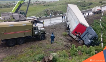 Բեռնատարի կողաշրջման վտանգ կար, կախվել դեպի ձորակը. մանրամասներ