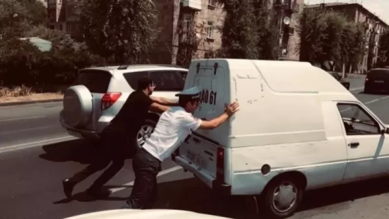Photo: MP and Traffic Police Officer Push Car to Clear Road