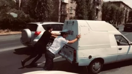 ԼՈՒՍԱՆԿԱՐ. Պատգամավորը և ՃՈ ոստիկանը մեքենա են հրում ճանապարհը բացելու համար