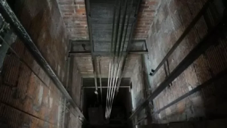 Երևանում շենքերից մեկի վերելակն ընկել է. ներսում քաղաքացի կա