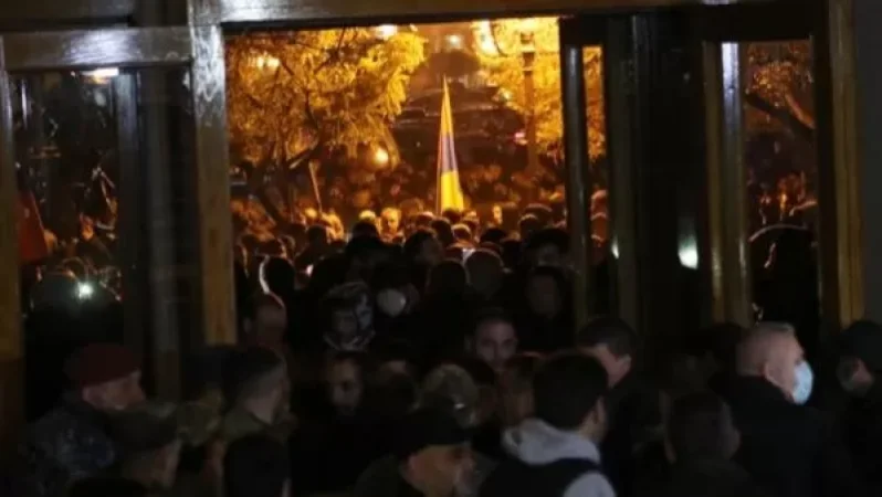 Ոստիկանությունը հերքում է երեկ կառավարության շենքում ոստիկանության պետի մասնակցությամբ միջադեպի մասին լուրերը