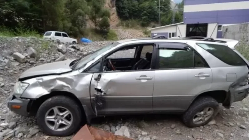 Photos: Car Falls into Ravine in Artsakh