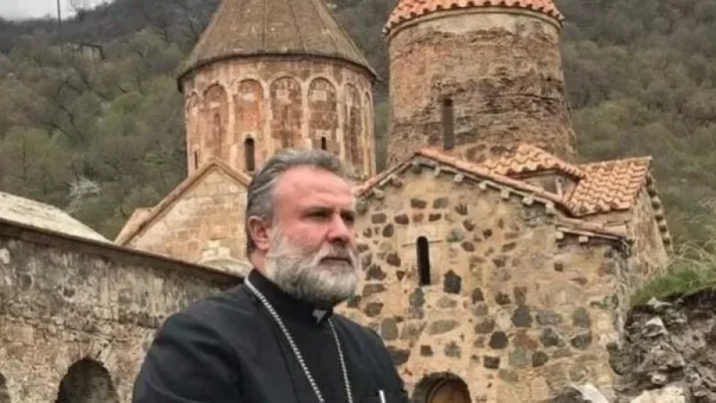 Տեր Հովհաննեսը Դադիվանքի խաչքարերն ու զանգերը Հայաստան է բերում