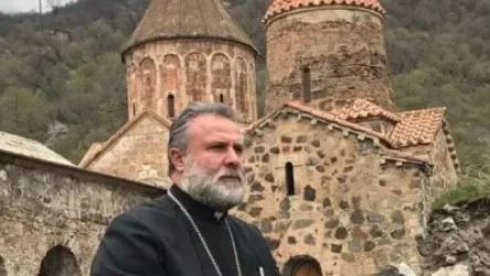 Տեր Հովհաննեսը Դադիվանքի խաչքարերն ու զանգերը Հայաստան է բերում