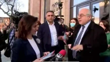 ՏԵՍԱՆՅՈՒԹ. Աննա Հակոբյանը  բուկլետներ է բաժանում քաղաքացիներին