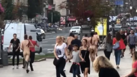 Փողկապներով ու մերկ. տղամարդկանց վազք Կիևի կենտրոնում. (18+)