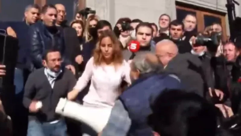 Գեղամ Մանուկյանի ելույթի ժամանակ մի քաղաքացի հարձակվեց և քաշեց բարձրախոսը