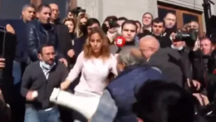 Գեղամ Մանուկյանի ելույթի ժամանակ մի քաղաքացի հարձակվեց և քաշեց բարձրախոսը