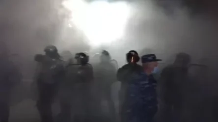 ՏԵՍԱՆՅՈՒԹ. ԱԺ-ի դիմաց մի քաղաքացի «դիմշաշկա» է նետել