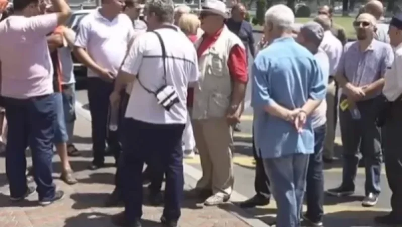 Video: ARF Activists Show Yellow Card to the Mayor