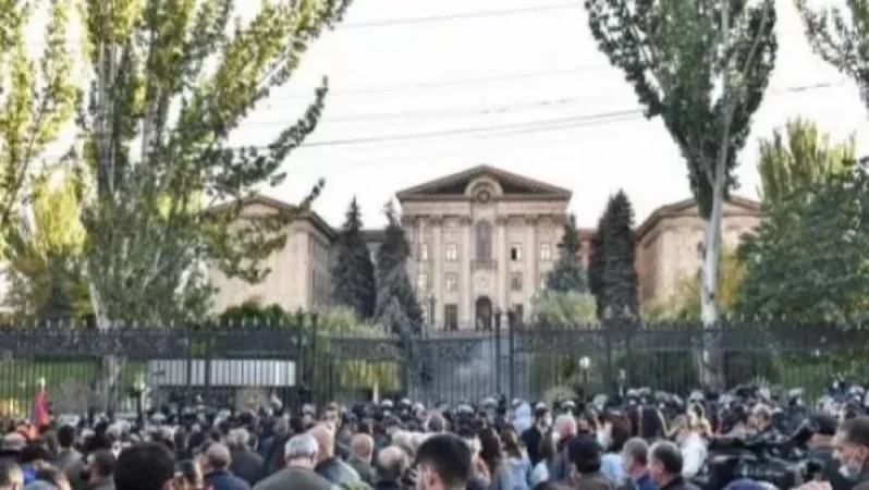 17 կուսակցությունների հրավիրած հանրահավաքն ավարտվեց ԱԺ-ի մոտ