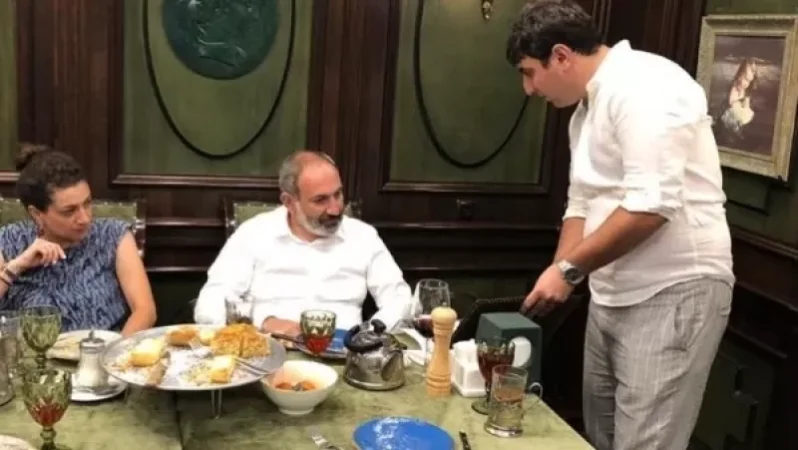 Photo: Prime Minister Dines with Family at Khinkali Restaurant