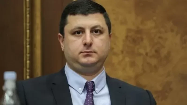 Հետաքրքրական է, որ ադրբեջանական զինծառայողները նույն այդ տեղանքում չեն անհետանում կամ գերեվարվում․ Աբրահամյան