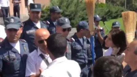 Քաղաքապետարանի մոտից ոստիկանական բաժանմունք տարված քաղաքացիներն ազատ են արձակվել
