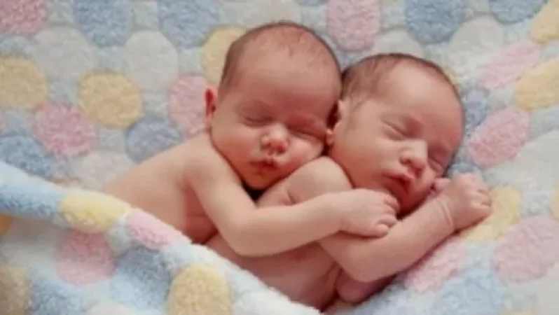 Մայրը վերադարձրել է Գյումրիում մանկատան բակում թողած երկվորյակ տղաներին