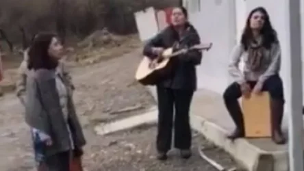 ՏԵՍԱՆՅՈՒԹ. Արցախի աղջիկները հայրենասիրական երգեր են երգում` մինչ ճանապարհ ընկնելը