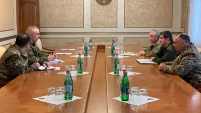 Արայիկ Հարությունյանը հանդիպել է Արցախ ժամանած ՌԴ խաղաղապահ զորակազմի հրամանատար Ռուստամ Մուրադովի հետ